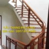 Cầu thang kính cường lực tay vịn gỗ ở Hà Nội