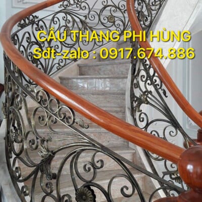 Cầu thang sắt nghệ thuật tay vịn gỗ, đơn vị thi công cầu thang lan can số 1 Hà Nội
