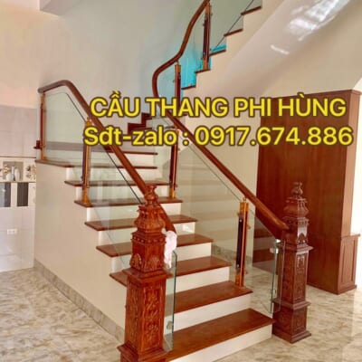 Cầu thang kính, cầu thang kính đẹp, cầu thang kính gỗ, cầu thang kính cường lực tay vịn gỗ tại Hà Nội