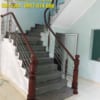 Cầu thang inox tay vịn gỗ đẹp. Cầu thang inox tay vịn gỗ ở Hà Nội