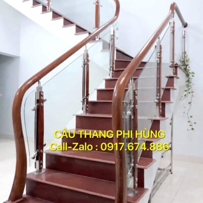 Cầu thang kính gỗ đẹp Hà Nội, cầu thang kính cường lực tay vịn gỗ