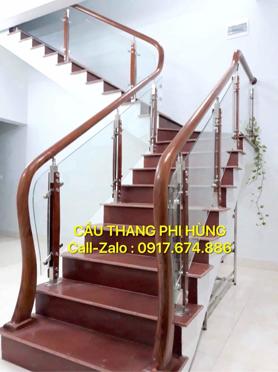 Cầu thang kính gỗ đẹp Hà Nội, cầu thang kính cường lực tay vịn gỗ